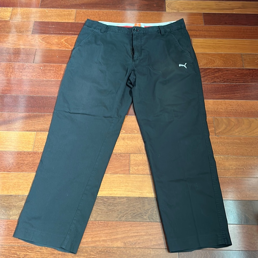 Men’s PUMA sports lifestyle golf pants. Two side and back pockets. Size 36/32.